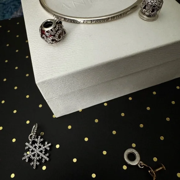 Pandora Winter Kiss • Silver Snowflake Charm - Picture 9 of 11